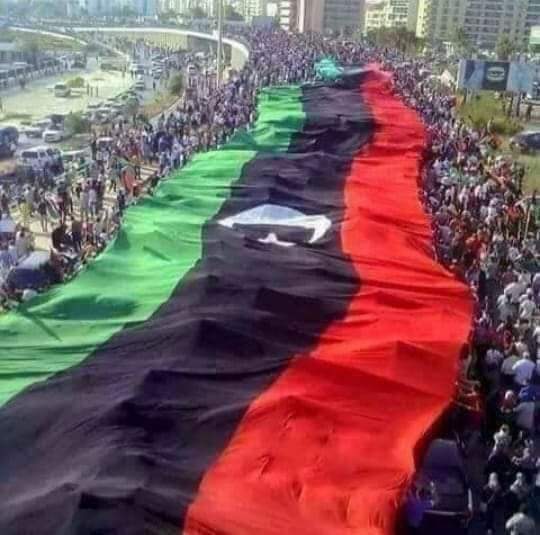 Bugün, Libya halkının diktatörlük yönetimini reddetmek ve ülke için bir anayasa ve siyasi mahkumların özgürlüğü için sokaklara döküldüğü Şubat Devrimi'nin on birinci yıldönümü.
#libya