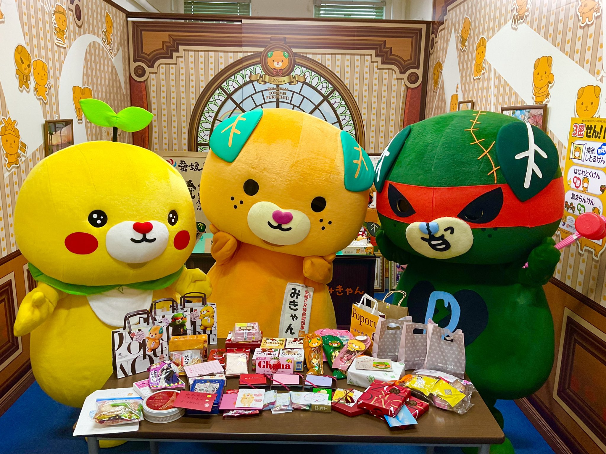 みきゃん 公式 愛媛県イメージアップキャラクター こんにちきゃん ᆺ 今年もたくさんのチョコ とみんなの愛 が届いたけ ん ありがとうやけ ん ダークもモテモテで嬉しそうやったんよ バレンタイン みきゃん ダークみきゃ