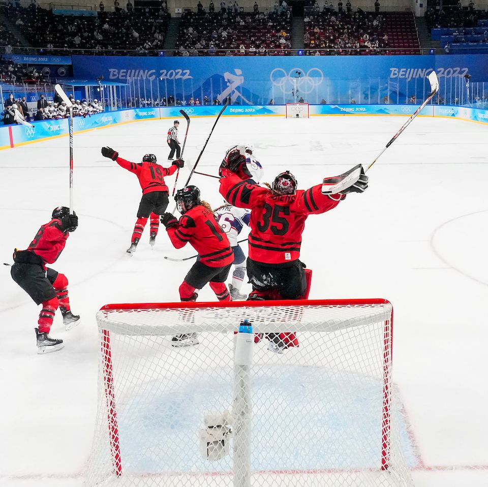 HockeyCanada's tweet photo. A golden celebration! 🥇🤩 

#TeamCanada | #Beijing2022 https://t.co/GyQUdZ8rA7