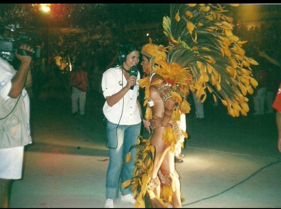PaulaLobao's tweet photo. Meu primeiro emprego, na @tvacritica, em MAO. Na época, afiliada do SBT. Tô aí entrevistando a cunhã-poranga do Boi Bumbá Garantido, na transmissão ao vivo do Festival Folclórico de Parintins. Ali eu estava no meio da Amazônia. 💚
#vidadereporter #aovivo #quemsabefazaovivo 💙📺 https://t.co/Z17usTFLup