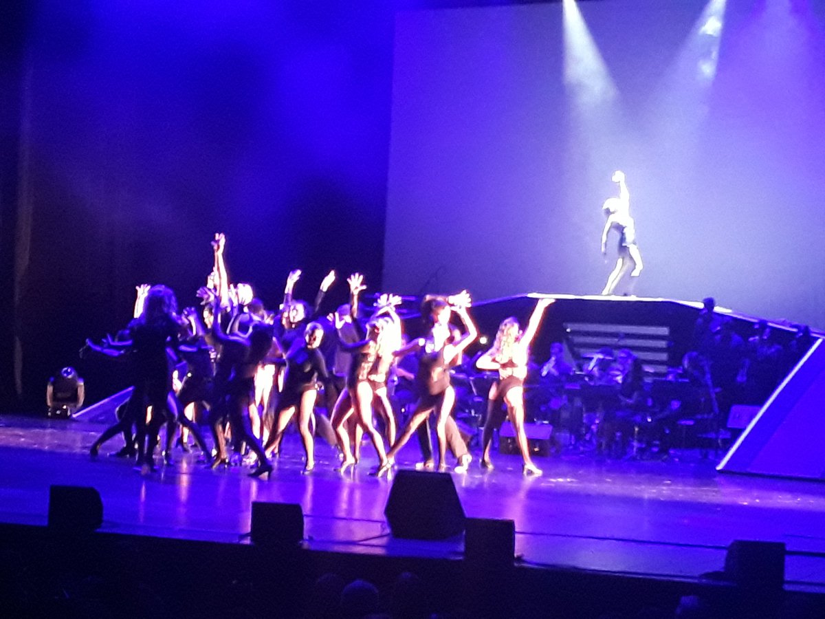 AntuHalty's tweet photo. Gran estreno de Chicago en @AuditorioSodre . Una gran producción nacional que destaca el talento uruguayo. La magia de Trochon presente. https://t.co/6MhLaHRCpW