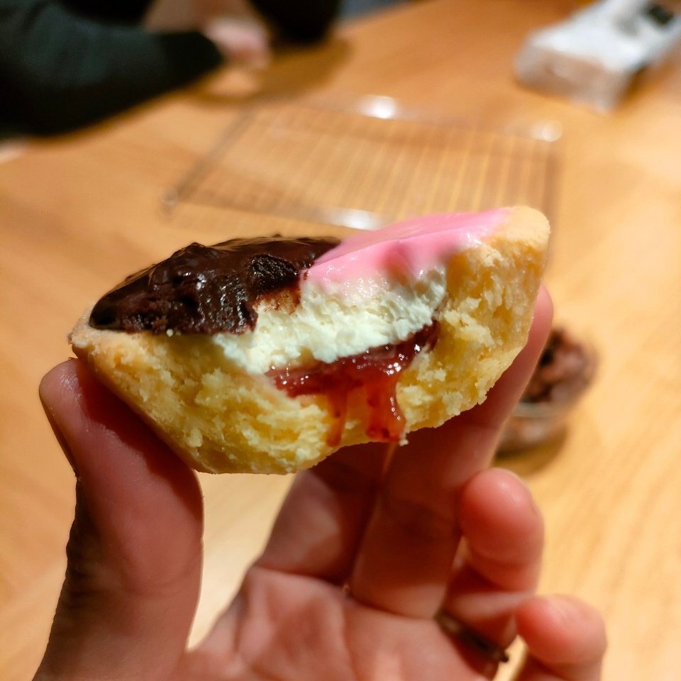 m_okaneya's tweet photo. オーストラリアのハウスメイトに、neenish tart (ニーニッシュタルト)教えてもらった。
「ティータイムの定番、どこのスーパーにも売ってる！」のだそう。
中に詰めるmock creamは、常温で扱えてフレッシュクリームの「代替品」だからモックなのだとか。#borderlesshouse https://t.co/q6Iv6I6luT