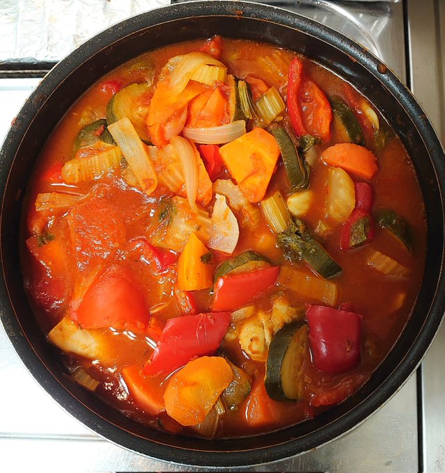 鶏もも肉のトマト煮込みと鮭の南蛮漬けを作りました。南蛮漬けのタレは麺つゆとかおりの蔵。 #料理 