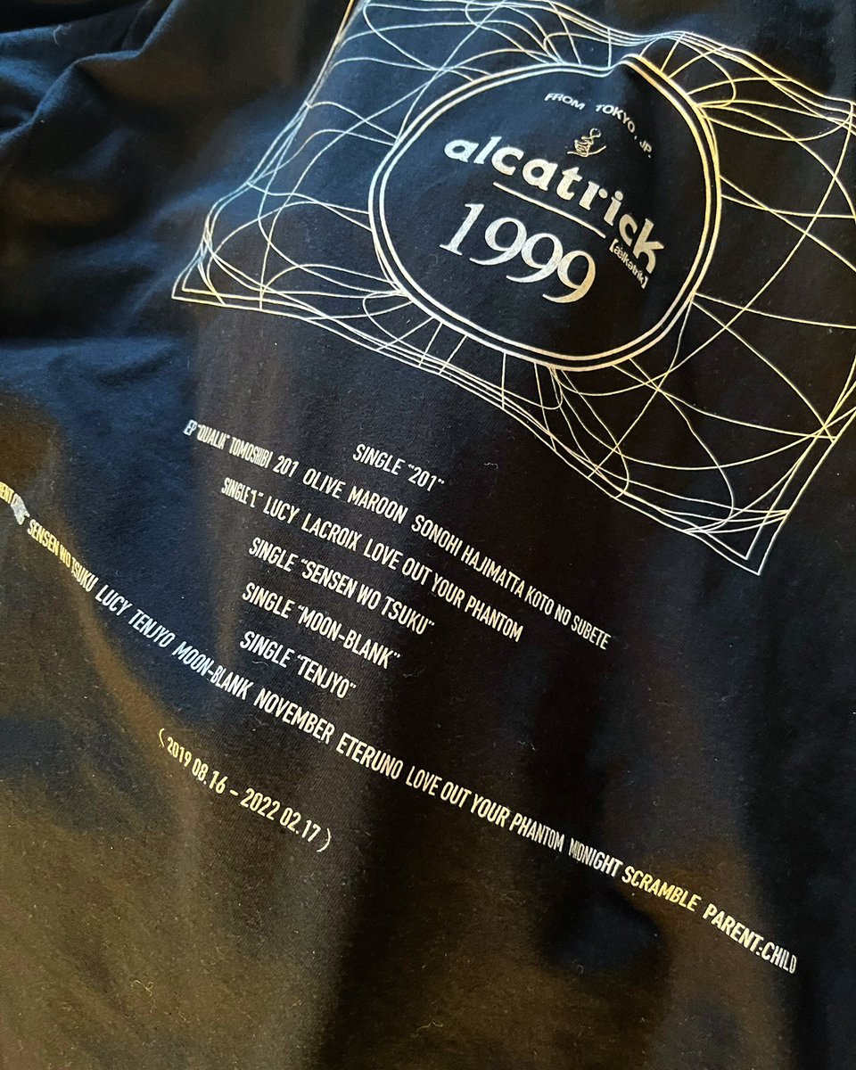 alcatrick's tweet photo. 本日ご来場の皆様へ📡

来場者全員にLAST LIVE ポスターをお���ししております！💥

また、本日限定のTシャツを販売致します！BACKのデザインにはこれまでのリリースが刻まれ��います🎧

開場はスタート1時間前の18時から！
メンバーが物販スペースにいますので是非オープンからお立ち寄りください！🤞🏻 https://t.co/RaxGOmyrJl