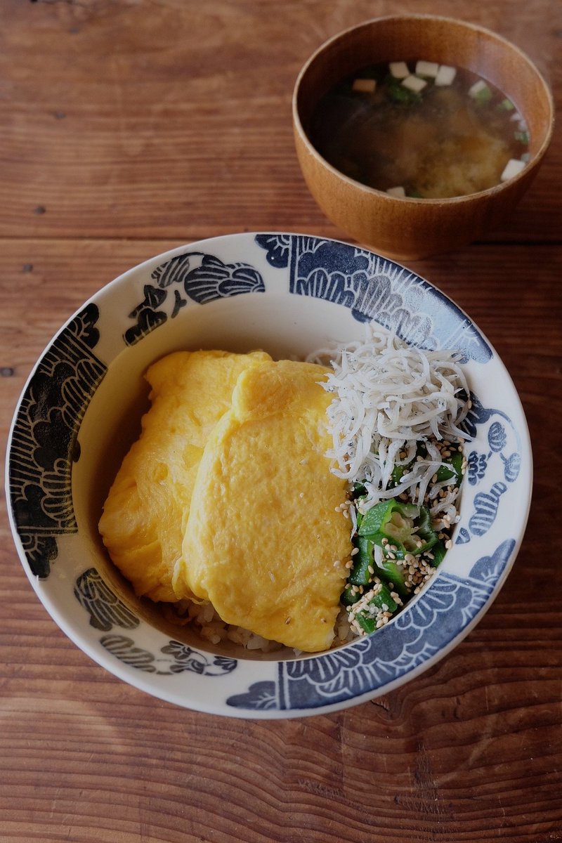 卵焼き丼/器:掻き落とし丼 一人ごはんはご飯の上に全部のせて食べることが多くなります。混ぜて食べたらシラスがいい仕事してました！