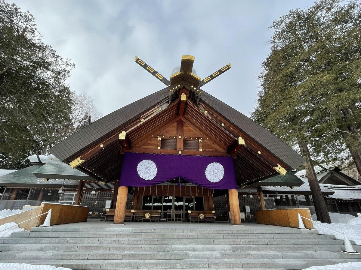ako1631's tweet photo. 今朝の北海道神宮⛩
久しぶりの朝の散歩。
祈年祭だとは知りませんでした😞
いつもは白ですが、紫。
行事がある時は、紫なのですね。
まだまだ雪はあります。
この雪解けとともに、私の朝参拝は終了。
今日もHAPPYに〜✨✨✨ https://t.co/IoFJVlMfRd