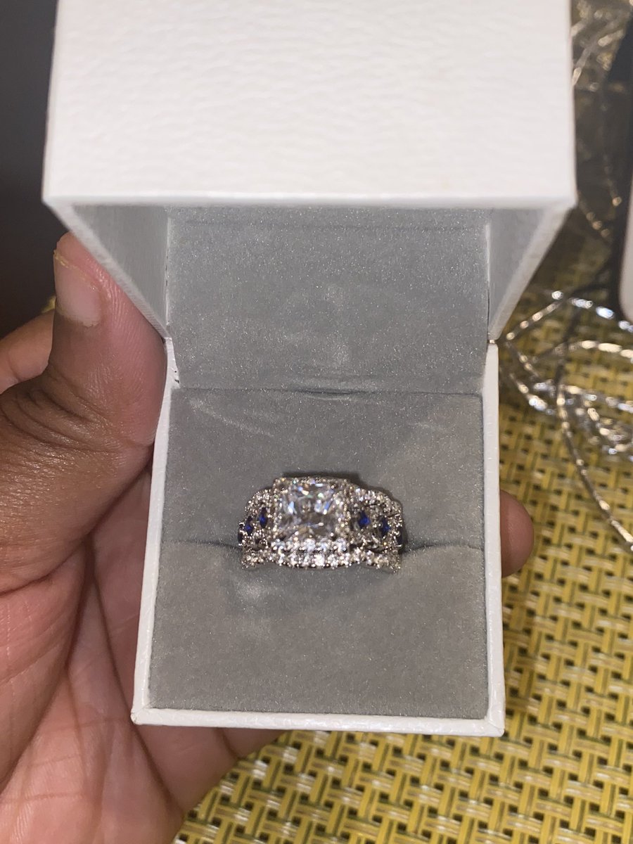 Only_His_Kitten's tweet photo. 2020 vs 2022
@Vin4ART told me when we first got engaged that if I waited for him, he would give me the world. Today he gave me a small part of it. IM GETTING MARRIED ❤️
#engaged #officiallyEngaged #Engagement
#BlackLove https://t.co/JLBnRIU4Pp