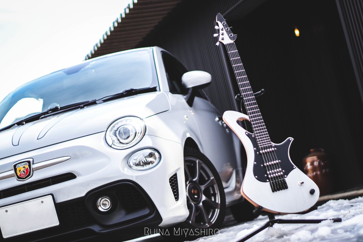 RM_Instruments's tweet image. 新作ができました！

13作品目の楽器は『アバルト』という車種をコンセプトにしてみました。

色の組み合わせ、ビス類などのパーツ選び等、多大な影響を受けた6弦のギターになります。

音楽好き、車好きの方に見ていただきたいです！

よろしくお願いしますm(_ _)m

#相棒アバルト #abarth #アバルト