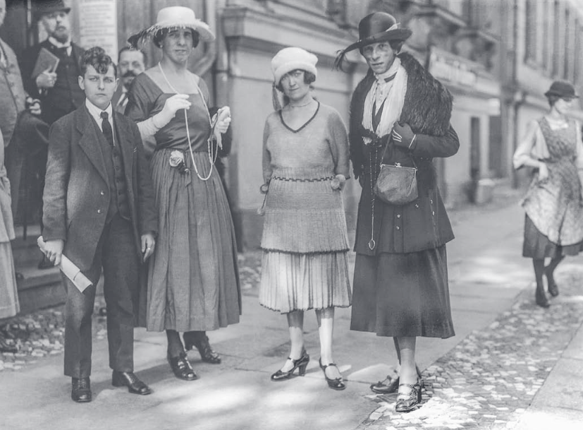 9BillionTigers's tweet photo. Had never seen this one before. Four transvestites standing outside The Institute for Sexual Science in advance of an international conference on sexual reform. Taken by Willy Römer (1921) https://t.co/bg0SxaL82o