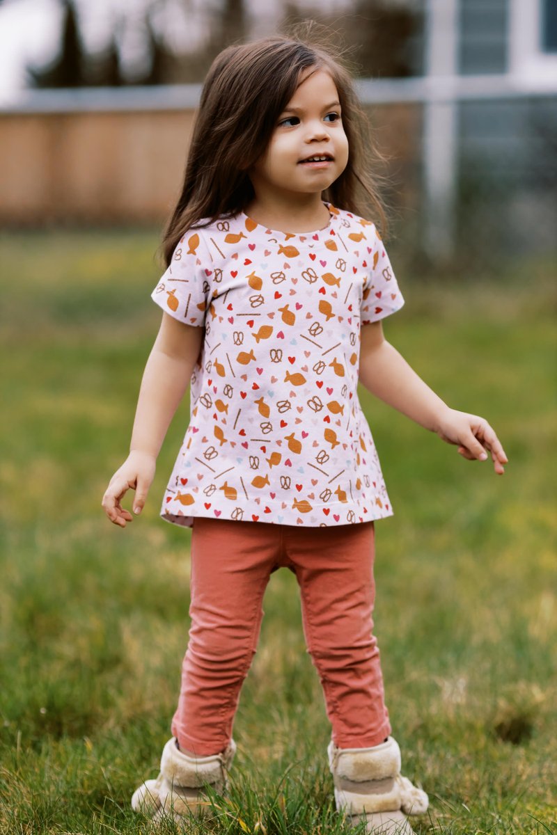 katilimade's tweet photo. Is there anything better than goldfish crackers and pretzels? If you ask my kids, no, there isn't! So I knew they'd get a kick out of this fabric from Carriage House Printery the second I saw it.

I made Zoe a really simple Blissey; this pattern is really great because it ... https://t.co/PkOLIIAeWN