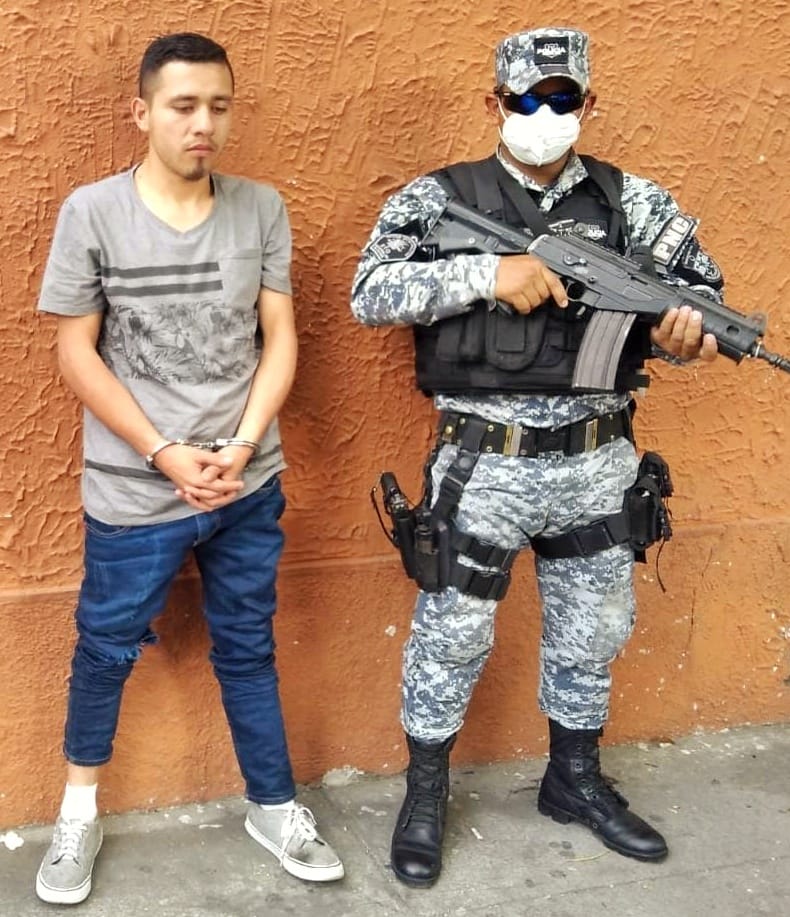 Noticiero Chalateco (@notichalateco) on Twitter photo La <a href="/PNCSV/">PNC El Salvador</a> informa que en San Salvador, capturaron a Óscar Saúl Castaneda, por el delito de homicidio agravado.
Este sujeto es reclamado por el Juzgado Tercero de Instrucción de Santa Ana. La <a href="/PNCSV/">PNC El Salvador</a> informa que en San Salvador, capturaron a Óscar Saúl Castaneda, por el delito de homicidio agravado.
Este sujeto es reclamado por el Juzgado Tercero de Instrucción de Santa Ana.