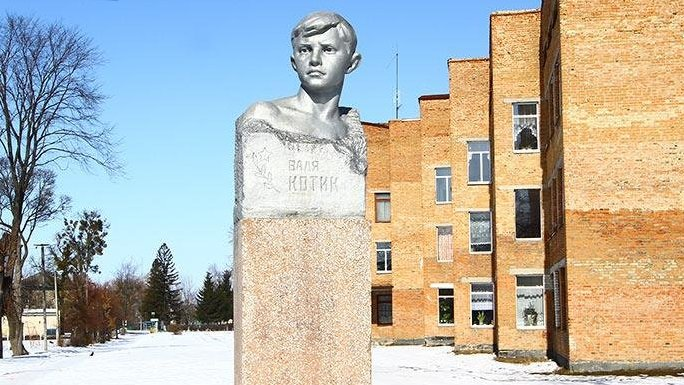 17 февраля 1944 в бою смертельно ранен Валя Котик – партизан-разведчик, самый юный Герой Советского Союза. 14 лет Вале Котику исполнилось 11 февраля, за неделю до гибели…