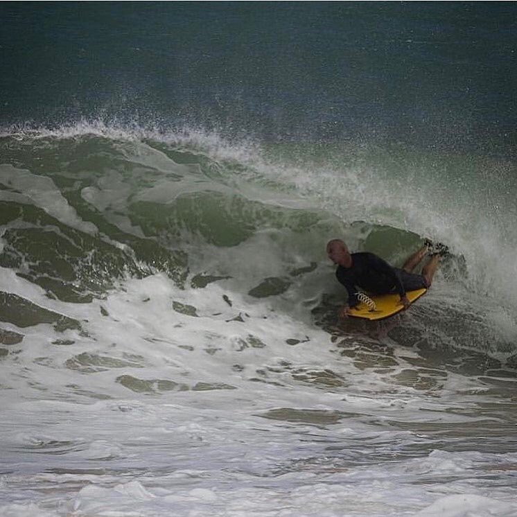 Bodyboardingpty's tweet photo. Mike Stewart y Alejandro Arosemena en #Panama #bluffchallenge 2022 https://t.co/2wNzAHDzyd