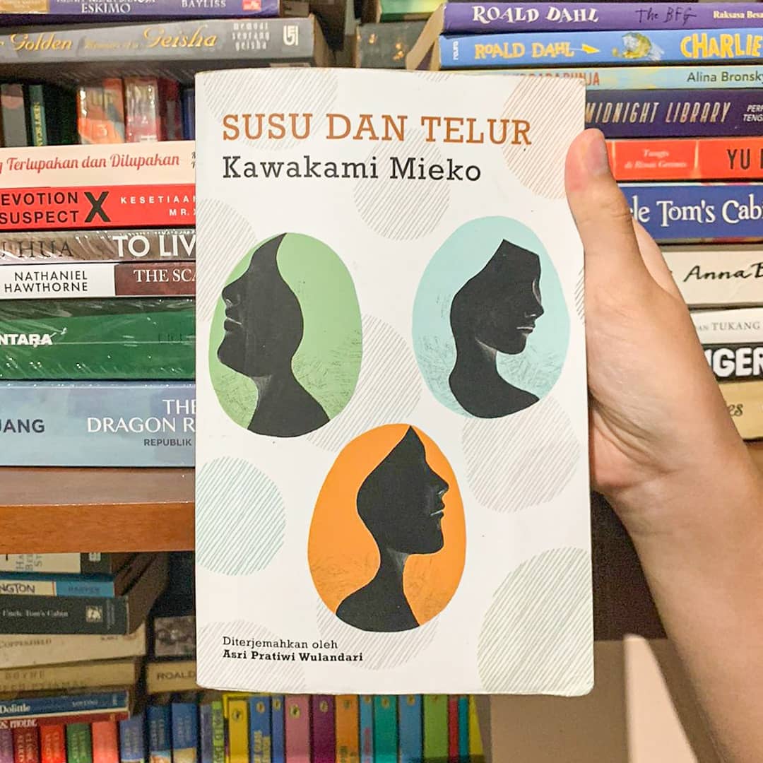 Susu dan Telur bukan novel untuk anak-anak. Tapi Naya pikir, remaja sebaiknya membaca novel ini, entah laki-laki atau perempuan. Mereka harus tahu persoalan yang dihadapi perempuan. Naya juga paling suka membaca catatan Midoriko, karena mewakili suara remaja perempuan.