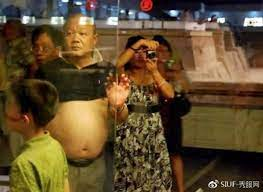 WhiteMatt90's tweet photo. @callmeHotpot @Heziyi0912 Hey, stop using your poor English~
Your English skill is similar to chinese~
Here's picture for your father~ https://t.co/bn3cdav6vU