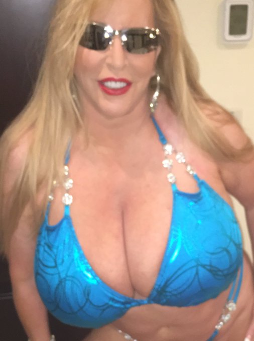 I didn&rsquo;t really get a nap but as usual running late. Live Show Will be at 8:30 PM PST on https://t.co/nC5aC3abF9<a href="/tag/europedichan"class="tags"><span>#europedichan</span></a>