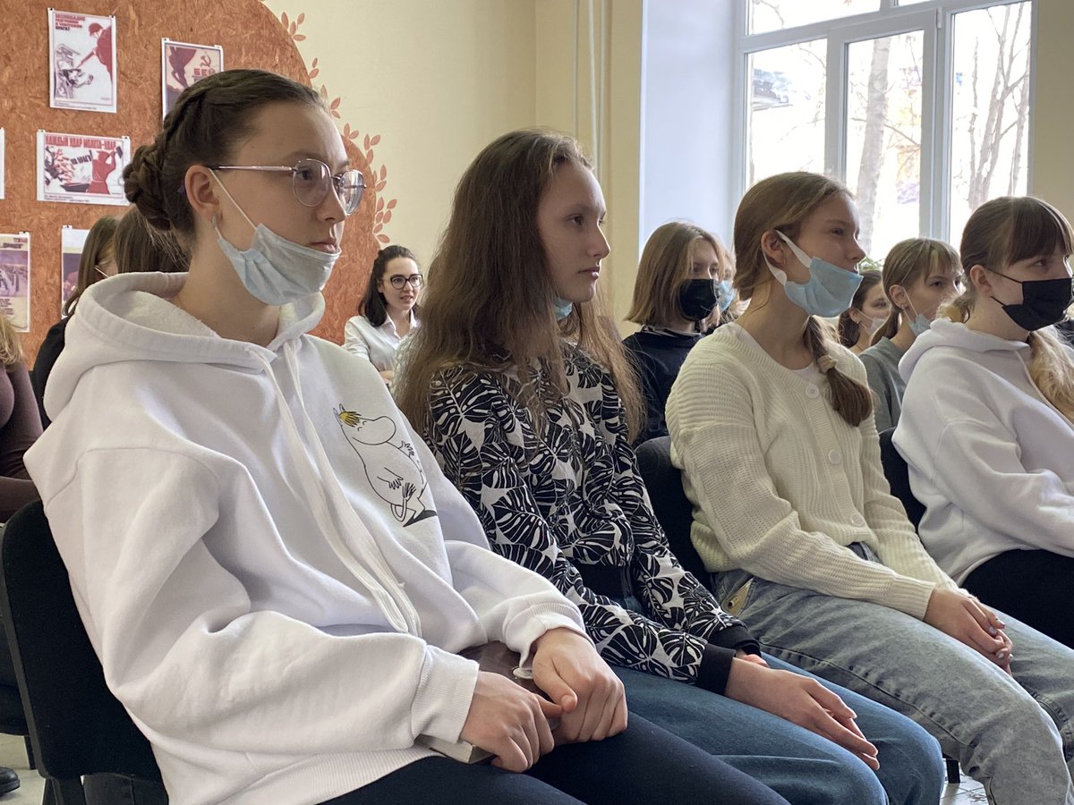 В библиотеке №1 «Мир искусств» стартовала программа «Да здравствует Научно-техническая, перерастающая в духовную!». Анна Даллакян, специалист библиотеки рассказывает участникам о направлениях программы.