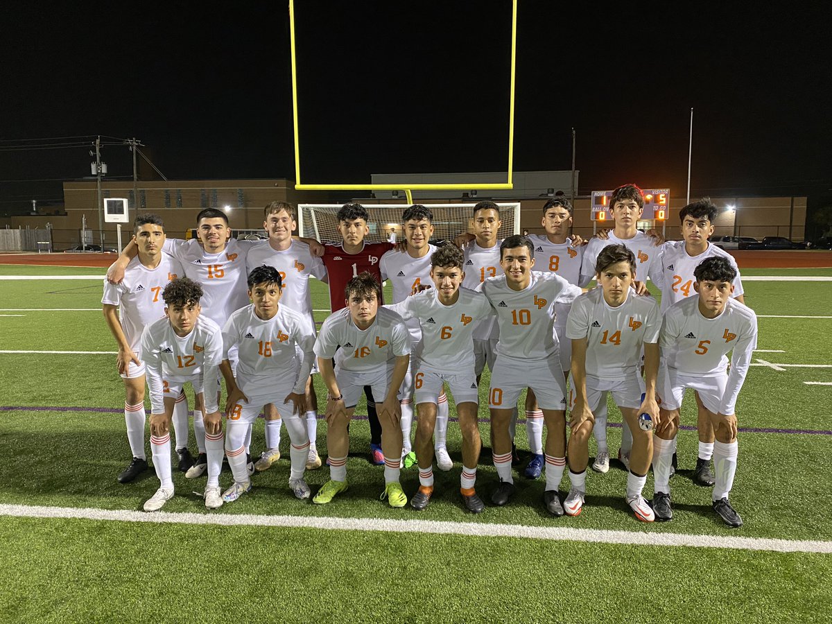LPSoccer5's tweet image. Varsity follows up JV’ss stellar performance with a quality outing of their own, in a 3-0 win on the island against Ball High. 

Goals by Armando, Omar, and @Ivan82190662, shutout by goalkeeper Abner and the goons of #teamdefense.