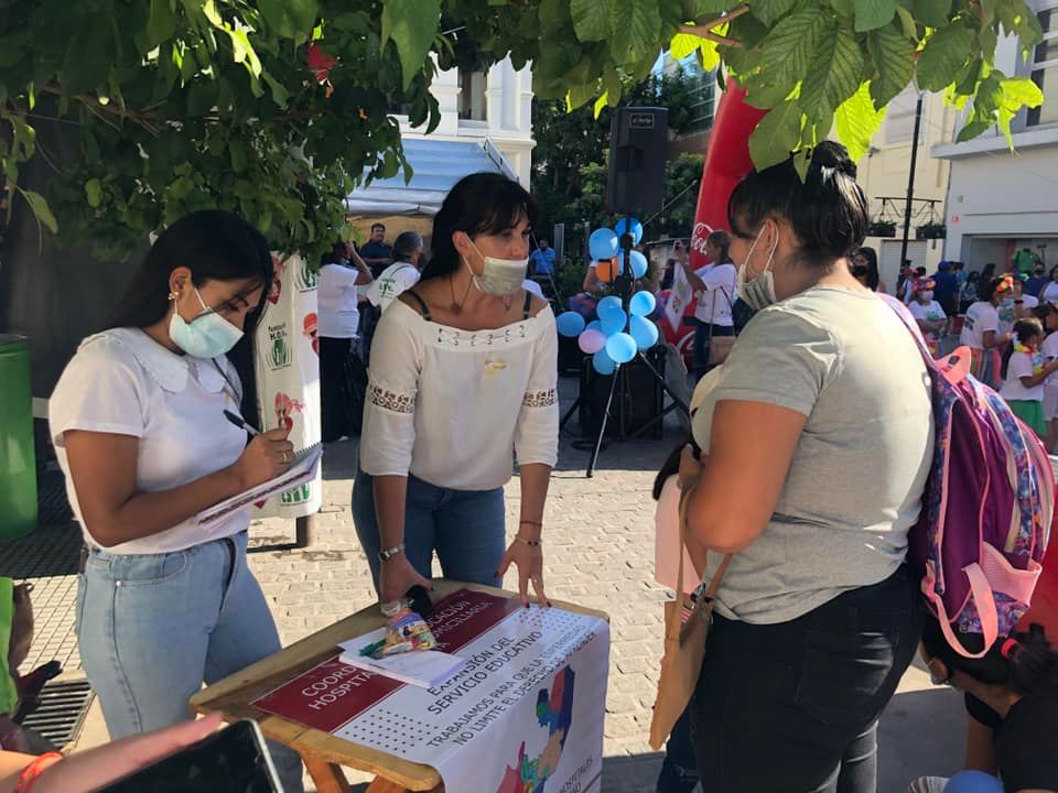 EducacionHope's tweet photo. 🎗En el marco de las actividades por el #15DeFebrero día internacional del Cáncer infantil🎗
La Coordinadora Raquel Colque y su equipo estuvieron en plazoleta IV siglos asesorando y entregando folletos informativos a padres de niños en tratamiento oncológico
#PoneteLaCamiseta https://t.co/JWPu8c7nEe