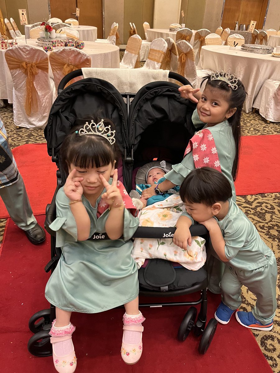 SyafirahRuslan's tweet photo. Rindunya the kids. Yang no 2 memang gaya pelik2 sikit 🤣 https://t.co/HZKHh2y9yA