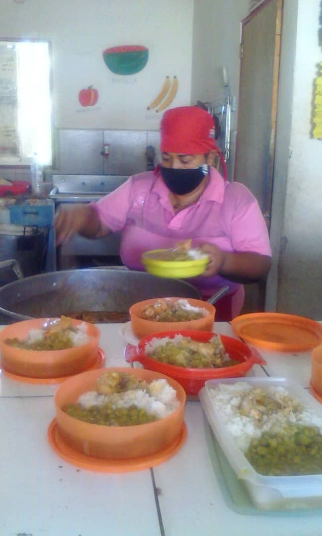 #17Feb #Sucre / Con la fuerza y el espíritu revolucionario nos despertamos todas las mañanas para atender con amor a nuestros misioneros/ Alimentamos con Amor
<a href="/NicolasMaduro/">Nicolás Maduro</a> <a href="/NorisHerrerar/">Noris Herrera</a> @MP_Comunas <a href="/FundaproalO/">Fundación Programa de Alimentos Estratégicos</a> <a href="/PedroMelendez86/">Pedro Meléndez</a> @GPintoVzla