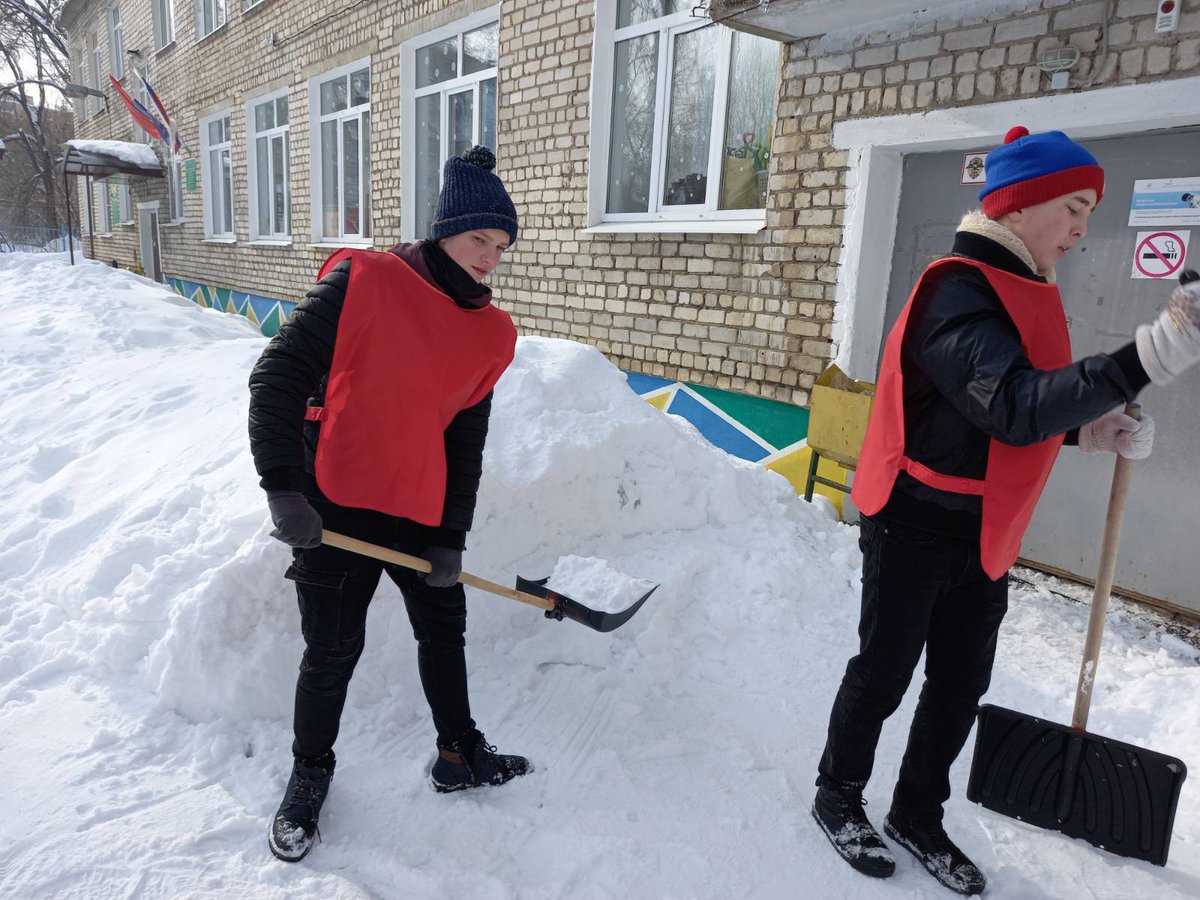 16.02.2022 Волонтёрский отряд "Восход успеха" совместно с управляющей ОСМ -19 Стукаловой И.А.  провели социально значимую  акцию "Доброе дело от доброго сердца".
Расчистили на территории д/с 340  дорожки,аварийный выход,убрали сугроб.