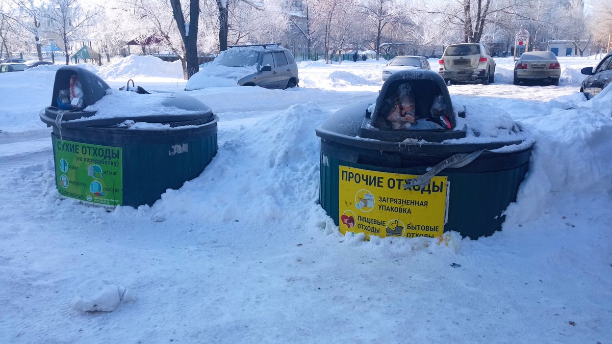 Четвёртый день забиты заглубленные контейнеры. Жители выбрасывают мусор в контейнер-лодочка для крупно-габаритных отходов. Подъезд к площадке очищен. <a href="/ecostr_ru/">ЭкоСтройРесурс</a> Новокуйбышевск, ул. Молодежная, 12