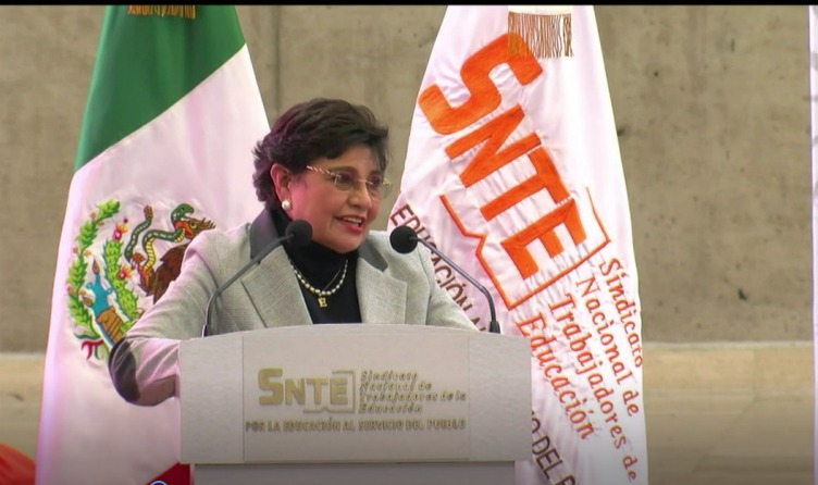soniarincon_ch's tweet photo. Hoy Legisladores Federales y personal técnico de CFE realizamos la Asamblea Informativa para la Reforma Eléctrica ante el magisterio nacional del SNTE, quienes asistieron en modalidad presencial y conectados más de 60 mil agremiados en plataforma digital. @InfoElectrica https://t.co/ME3Hflp0lT