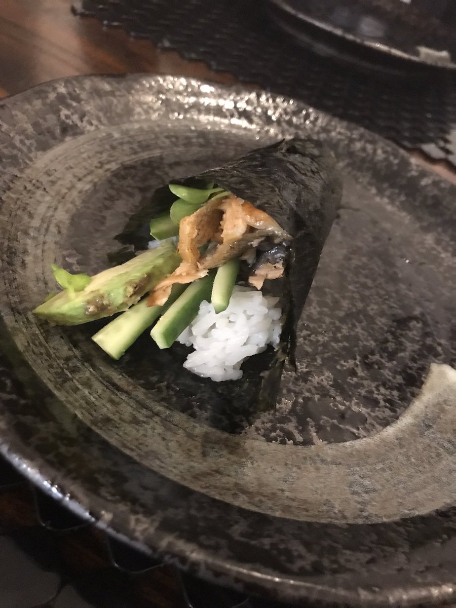 FruityDaisuke's tweet photo. アメリカで寿司食べたすぎて若いすし職人ヤスに来てもらった🍣
たくさんの種類が出てきてどれも美味しかった😊 https://t.co/JS8aEPNsZJ