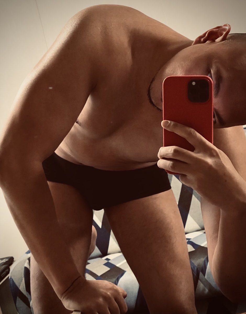 MarkPiamonte's tweet photo. Creepy pose ⚰️ https://t.co/wursE7fDl1