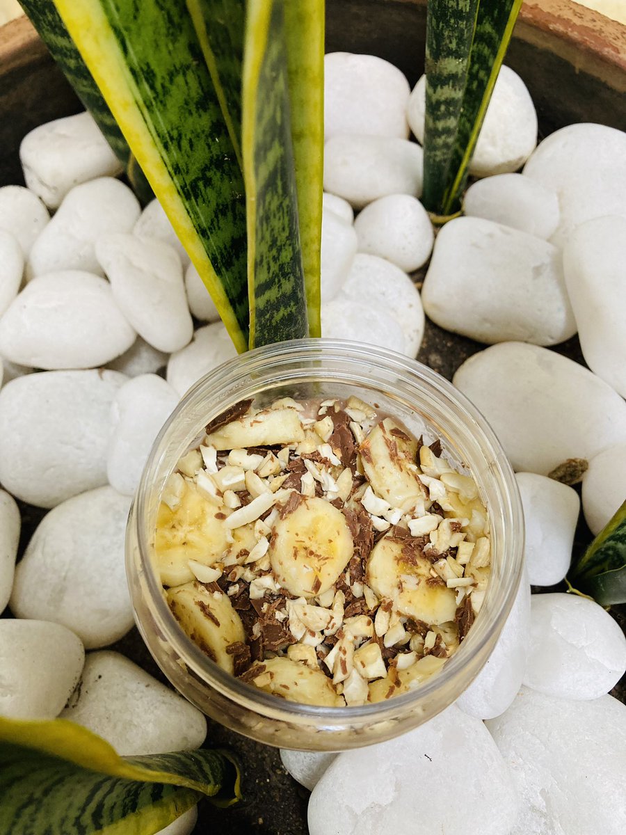 TomesReader's tweet image. Very basic Banana and Kandos Choco Oats Jar with chopped peanuts and Kandos shavings. #Oatnotes #Oathgloats