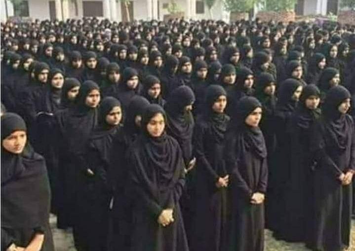 noor_alam22's tweet photo. हिजाब हमारा, इस्लाम हमारा, ईमान हमारा,

न हम इस्लाम छोड़ेंगे, न ईमान ओर न ���ी हिजाब छोड़ेंगे...

#HijabIsFundamentalRight 
#HijabRow 
#HijabIsOurPride https://t.co/rVzJlSGEFA