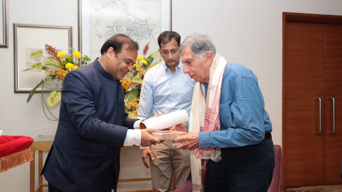 epanchjanya's tweet photo. असम के मुख्यमंत्री ने असम के सबसे बड़े नागरिक सम्मान "असम वैभव" से उद्योगपति रतन टाटा को किया सम्मानित। https://t.co/T2keO94syn