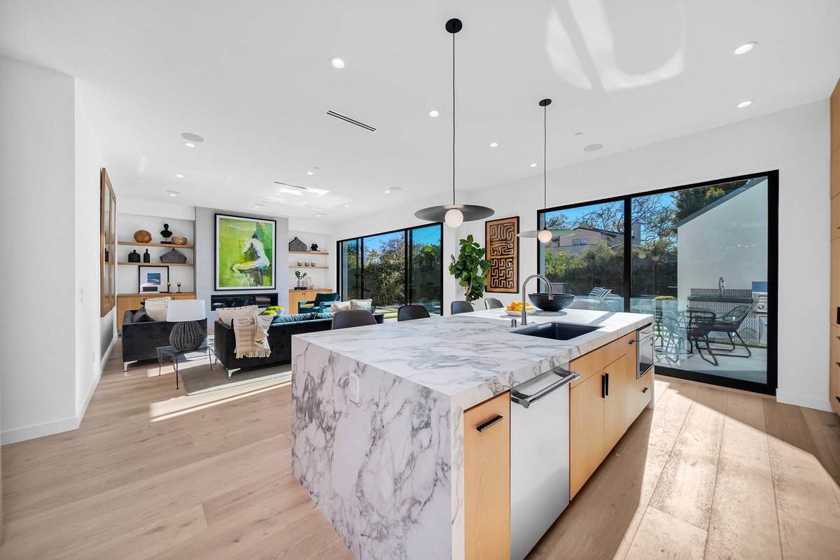 Stunning new modern home in Carlson Park. This house has it all! 5 bedrooms, 7 bathrooms, pool, guest house! Listed at $4,350,000.
📍4293 Jasmine Ave, Culver City 90232
#culvercity #realestate #culvercityrealestate #movetoculvercity #LosAngeles #realtor