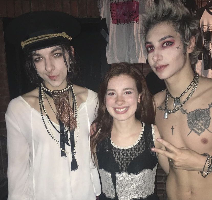 DarkNephi's tweet photo. Every show I’ve been able to make it to, I have met these boys and have loved every one. And I still to this day love them and I am excited for the show on the 18th after almost 4 years of not being able to see them😭@PalayeRoyale @EmersonBarrett @SebastianDanzig @RemingtonLeith https://t.co/lbhn6xxQY3