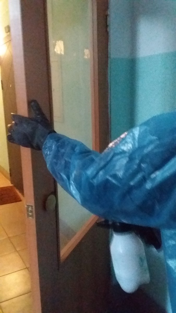 В целях обеспечения санитарно-эпидемиологического благополучия населения в связи с распространением коронавирусной инфекции,  в МКД мкрн. Крутые Ключи проводится ежедневная дезинфекция мест общего пользования.