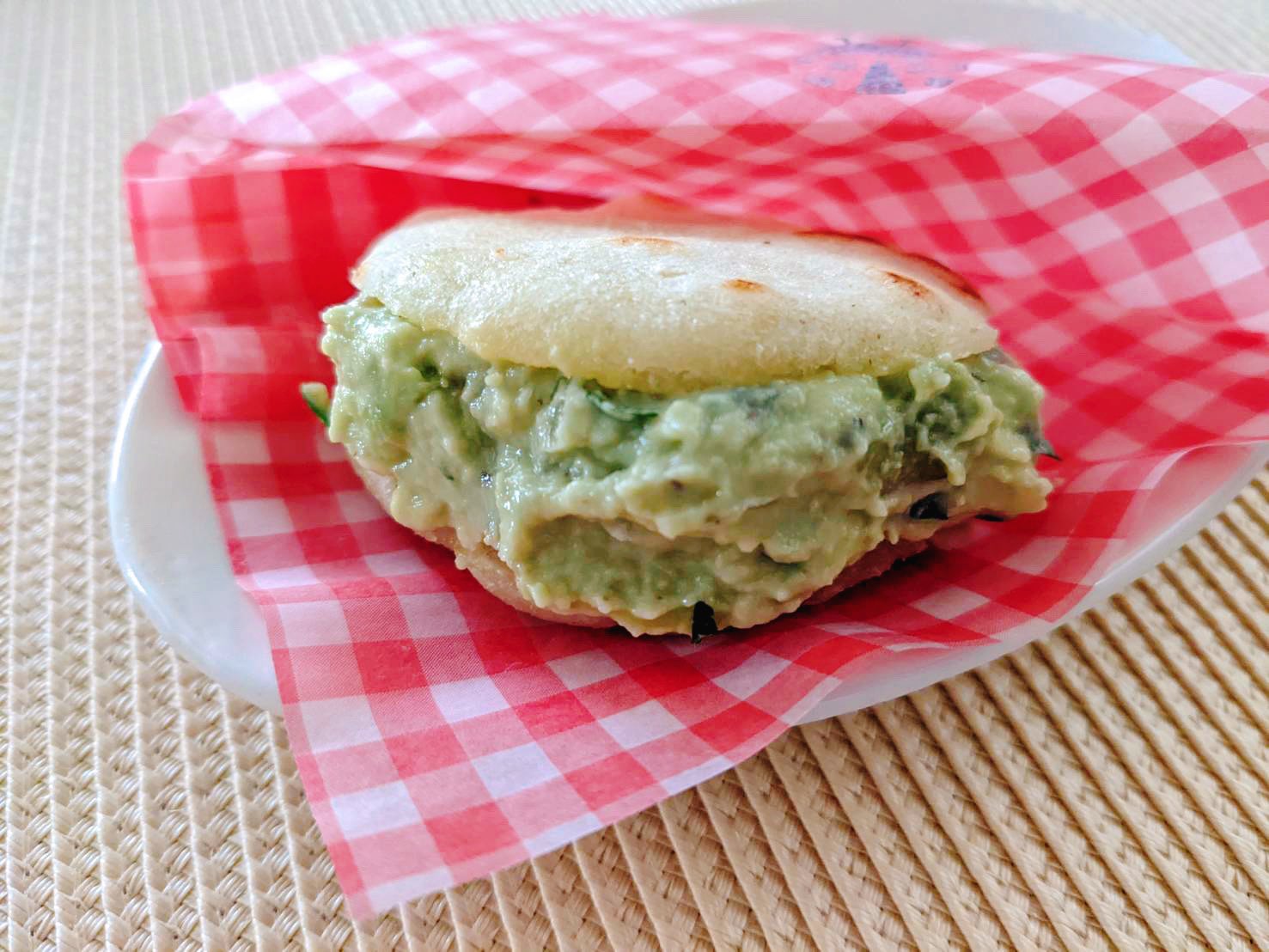 大使館シェフのおいしいレシピ Amazing Embassy Cooking ベネズエラ大使館 のアレパサンド作り 具をたっぷり オススメとうもろこし粉panかなり良かったです 外はしっかり中はふんわり エグみがなく甘みとコーンらしい味が丁度なバランス