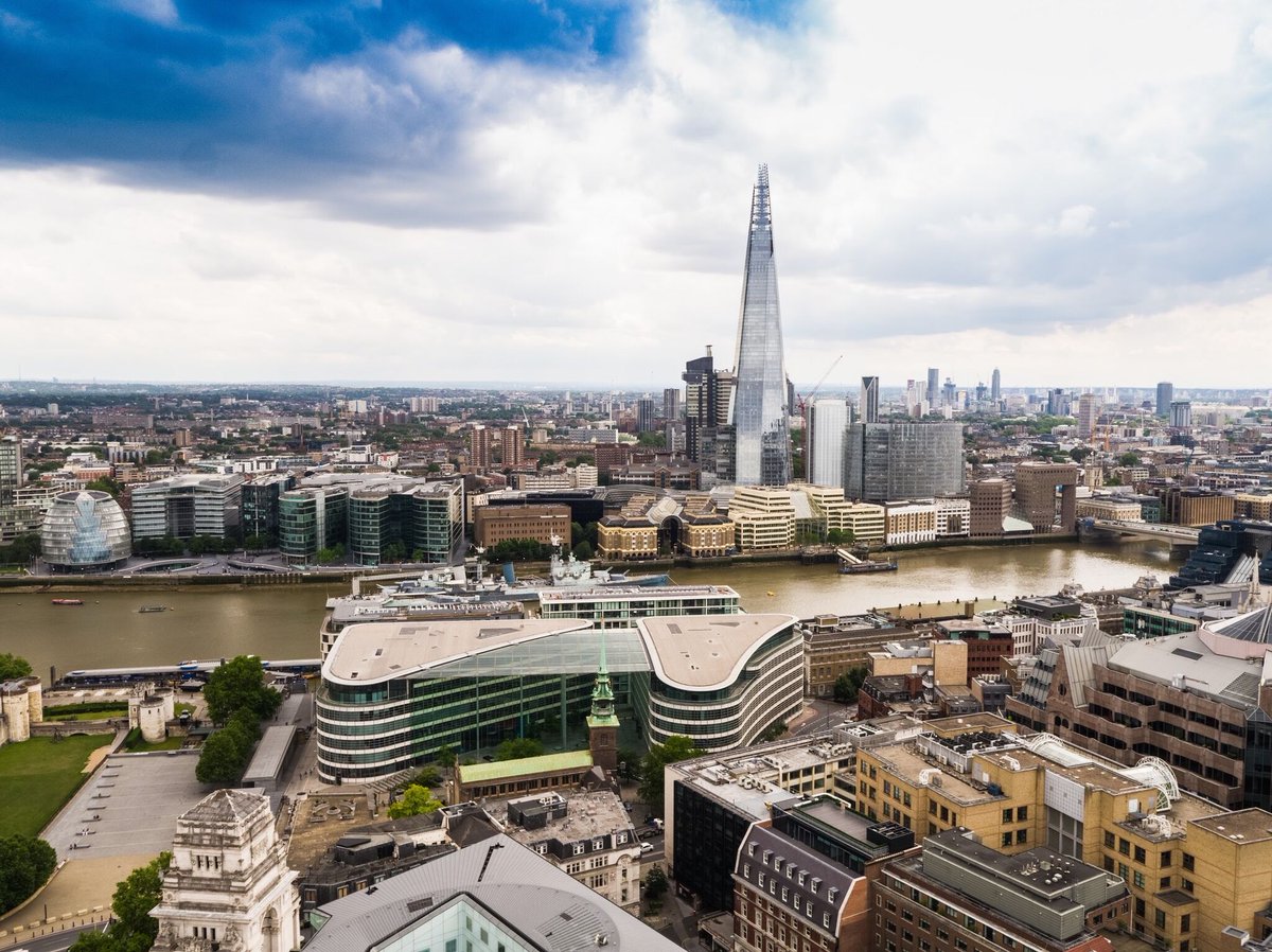 weareruas's tweet photo. A perfect #tbt showing our flight in the middle of #london, capturing the iconic skyline. 

Looking forward to more projects like this with an even higher standard of aircraft to take to the skies.

More can can be seen at  https://t.co/95ejlQCBUu

#drones #horizon #picoftheday https://t.co/lPHyIMGie0