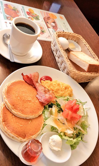 今朝はジロー珈琲さんのモーニングでした。こちらのモーニングは、ドリンクにトーストとゆで卵が無料で付いてくる名古屋っぽいスタイルです。プラス330円でホットケーキ付の豪華なプレートを注文できました🙏 