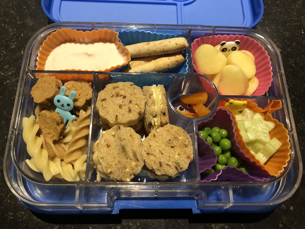 Bert_VdA's tweet photo. 😋😋😋
En wat compenseert u vandaag zoal allemaal tegenover uw kinderen? Wij gaan voor het hongertje van de #3yo vanmiddag op school. Met dank aan @MissAiesj voor de pasta en kipgehaktballetjes!
#lunch #yumbox #bento ❤️
(1, 2, 3,… shoot!) https://t.co/1bfjTsngd9