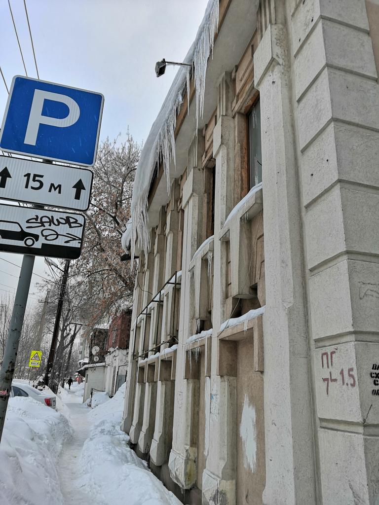 Safrosha4's tweet photo. @admgel @SamMobilePriem Обратите внимание, скоро уже кому-то на голову упадет! (Буянова 15) https://t.co/pFhDuFbmc9