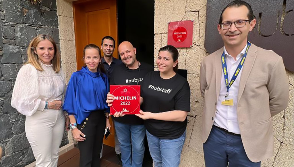 El equipazo que conforma el restaurante Nub con <a href="/Chef_Bernardi/">Andrea Bernardi</a> y Fernanda Fuentes-Cárdenas a la cabeza recoge la placa que renueva un año más la #MICHELINSTAR22 ⭐ Les entrega el reconocimiento Víctor Carlos Rosales, director de Makro Adeje 🎉 ¡Enhorabuena!
#GUIAMICHELINESPT