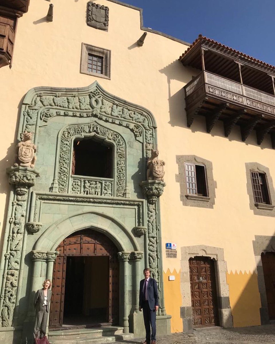 📖Fascinante visitar la biblioteca de la Casa Colombina - y con su política de sanciones muy singular, veo que es sumamente arriesgado no devolver los libros prestados