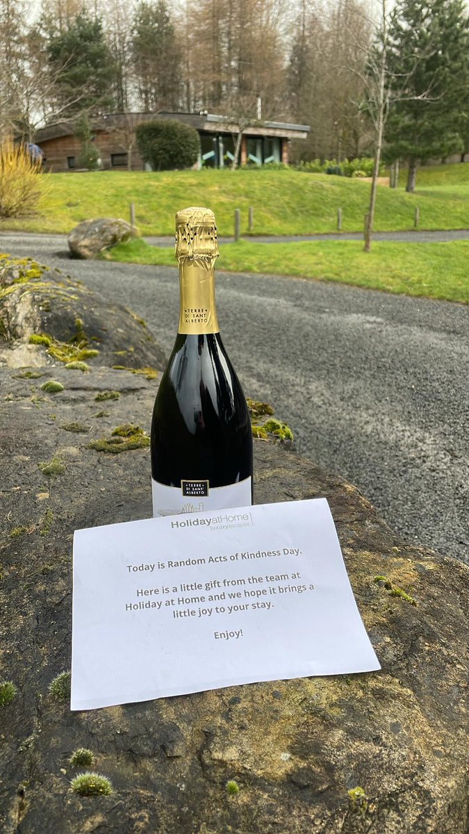 Today is about making the world a little brighter through a Random Act of Kindness! 🤍☀️
Small gestures can make a huge difference to people's day, so make sure you make a conscious effort to put a smile on someone's face today!