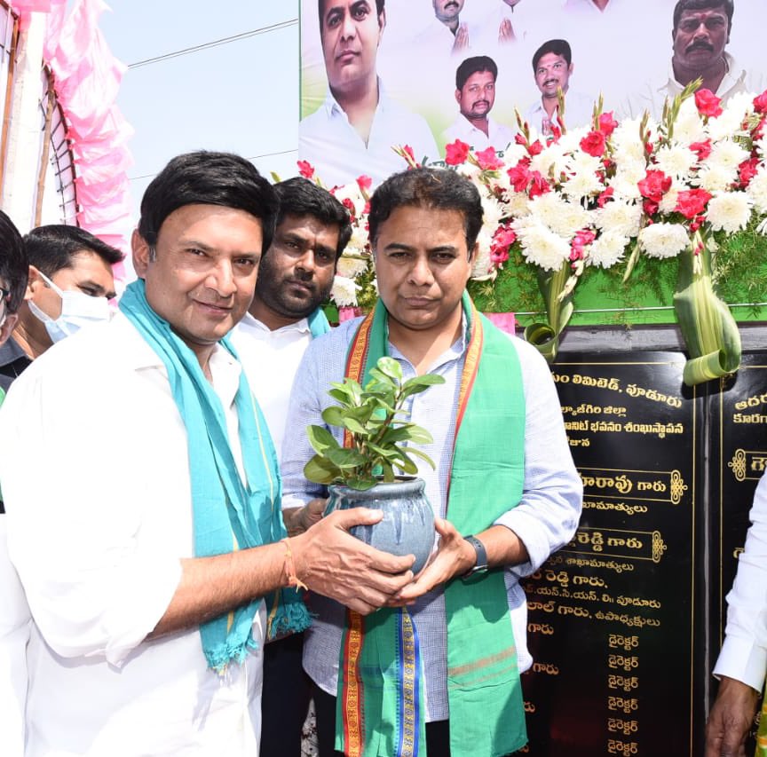 MarriRajasekar's tweet photo. Marking the #birthday of Hon. @TelanganaCMO KCR Garu - I take the opportunity to thank @KTRTRS Garu &amp; @chmallareddyMLA Garu for Laying Foundation Stone to “Fruits &amp; Vegetable processing unit” by Adarsha #farmer Cooperative at Poodur village. https://t.co/JFKp0FDt76