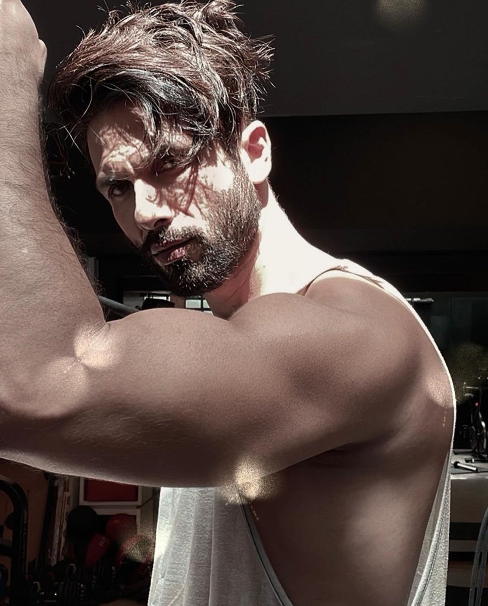 ShanaticShweta's tweet photo. His eyes 😘😘😘
Like seriously are u 40+ @shahidkapoor ? 🧐
#alwayscharming #evergreen
Love u Sasha 😘😘😘😘 https://t.co/6hifvrfcsq
