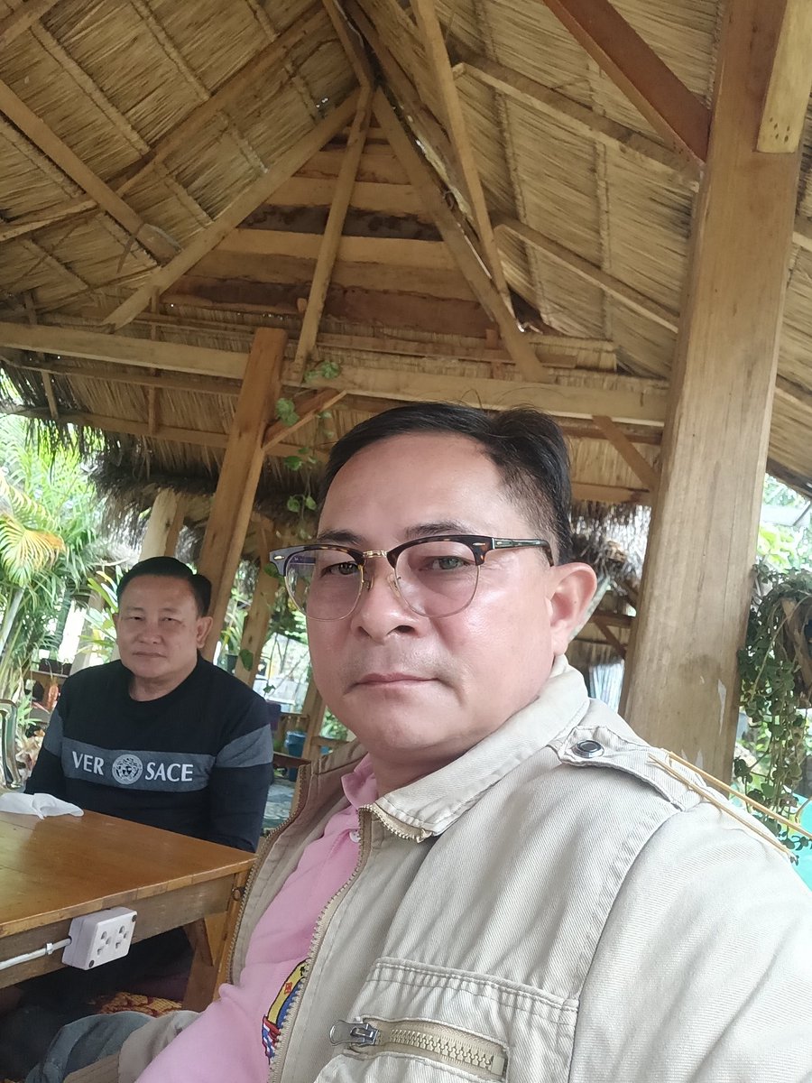 ສອງສ່ຽວນັ່ງກິນກາເຟແບບລູກທຸ້ງທຸກວັນ.
