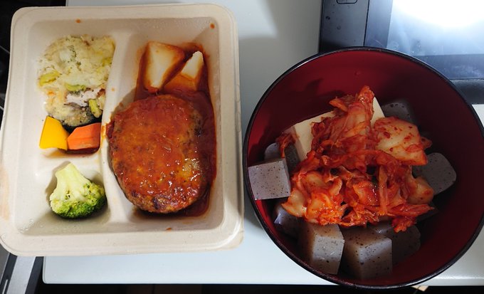 今日の晩飯はナッシュのハンバーグとこんにゃくキムチ豆腐 