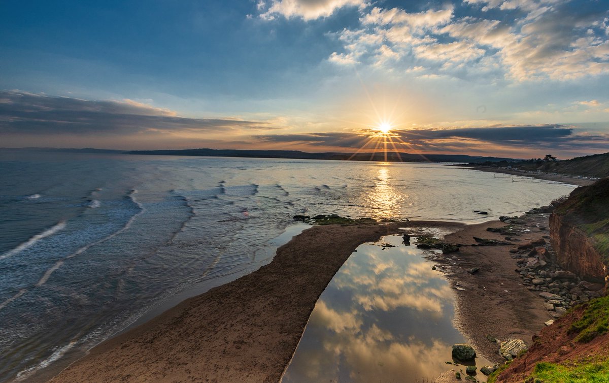 PurpleGeckoTog's tweet photo. The view from Orcombe point in Exmouth looking over to Dawlish
#landscape #seascape #sky #sunset #reflection #waves #cliffs #exmoutj #devon https://t.co/fVBr5u7eAH