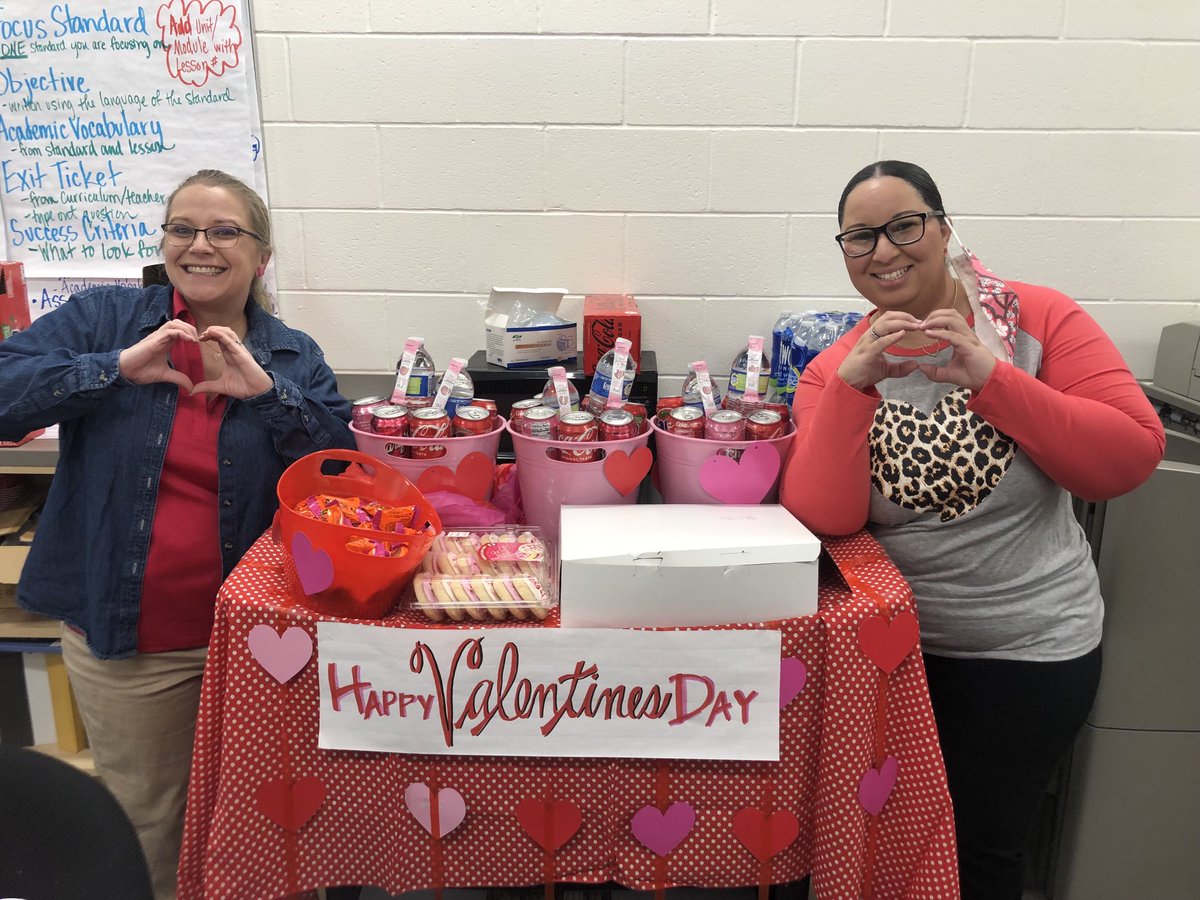 EldridgePeri's tweet photo. Just a little ❤️ treat for our terrific faculty!#youarevalued ⁦@SJBPS118⁩ ⁦@ECWPRIDE⁩ https://t.co/kefotDjz6D